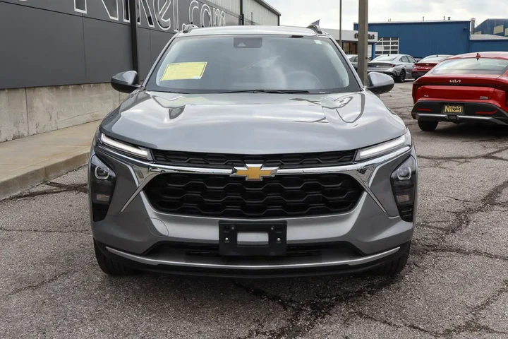 $22787 : 2025 Trax FWD 4dr LT image 2