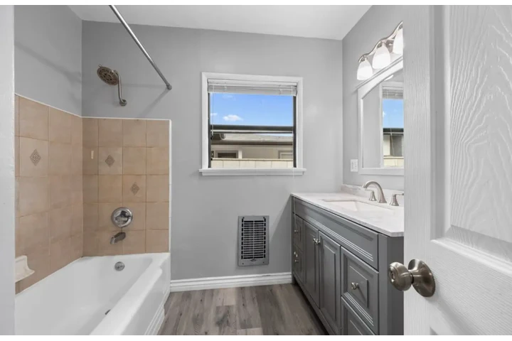 $2500 : 3Bedroom Home in S Vermont Ave image 9