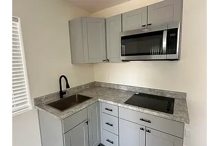 $950 : Modern 1BD 1BT available image 1