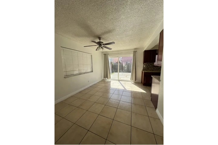 $1950 : dúplex de dos plantas image 3