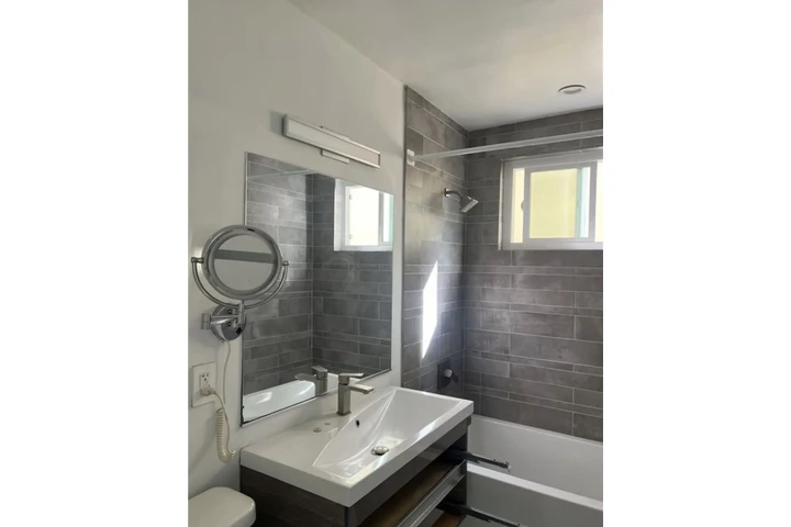 $1500 : 1 Bedroom 1 Bath Apt in Carson image 6