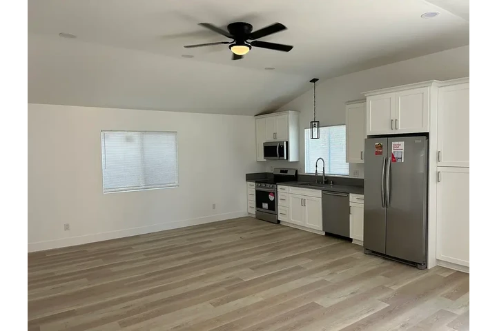 $1000 : NEW 2Bed/1Bath stainless-steel image 4