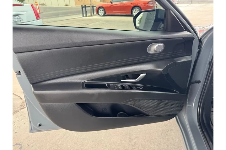 2022 Elantra image 10