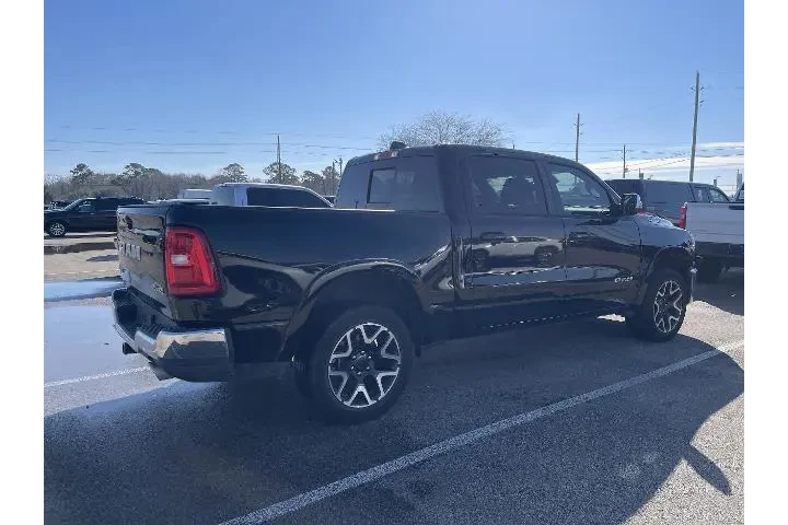 $38450 : Ram 1500 2025 4x4 Laramie 4d image 2