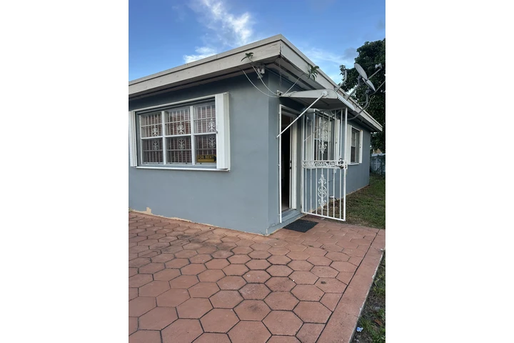 $1700 : Renta efficiency /  un cuarto image 4
