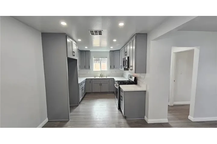 $2500 : Nice 3Bed 2Bath in South Gate image 2