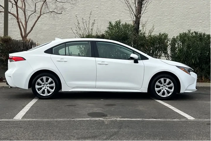 $20496 : Toyota Corolla 2024 LE 4dr S image 9