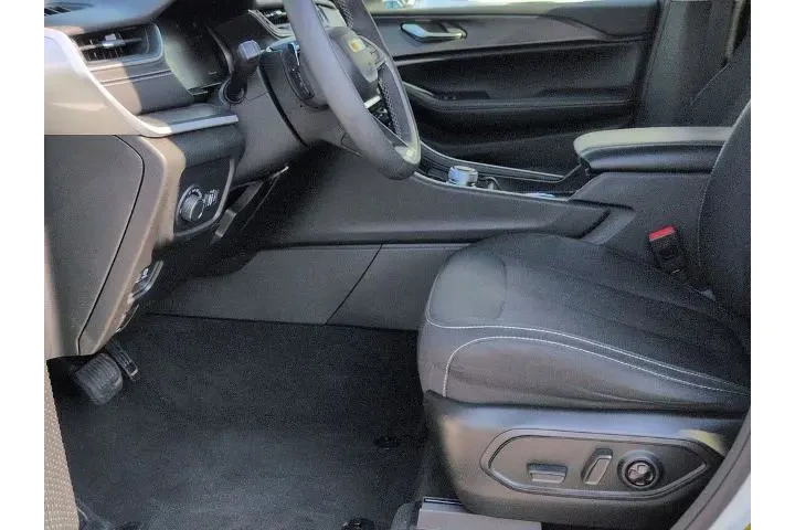 $32975 : Jeep Grand Cherokee 2024 4x4 image 10