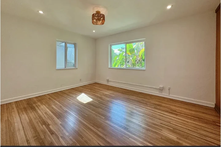 $1700 : Esta casa de 3 habitaciones y image 1