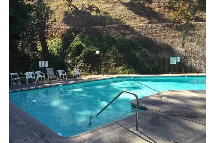 $2100 : 3 BEDROOMS, 2.5 BATH HOUSE image 1