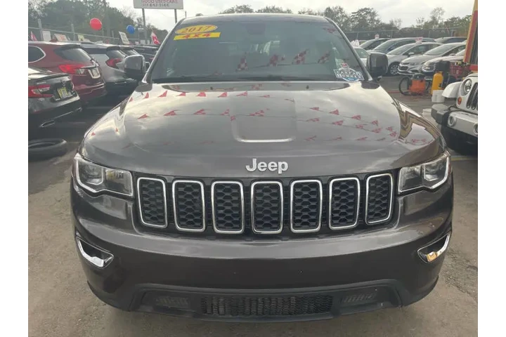 2017 Grand Cherokee Laredo image 3