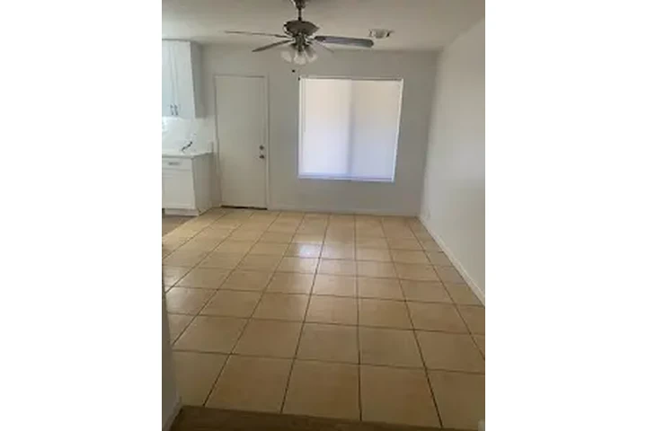 PALMDALE SE RENTA  CASA image 5