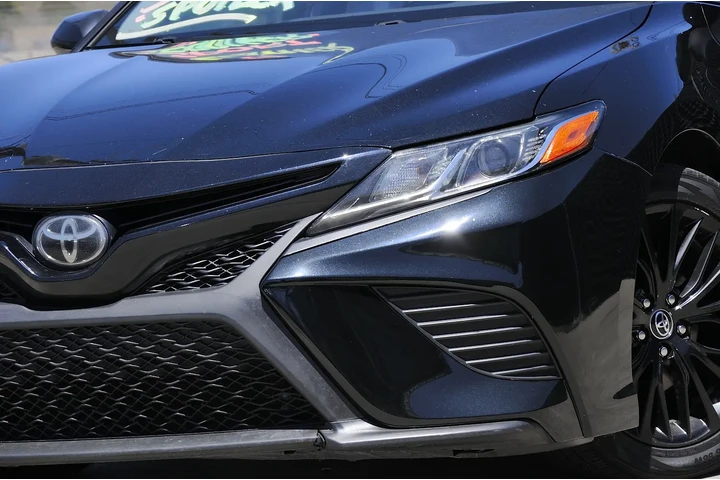 2019 Toyota Camry SE image 5