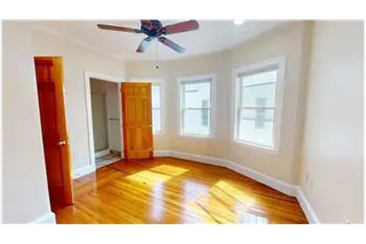 $6000 : Rental property with 6 bedro image 5