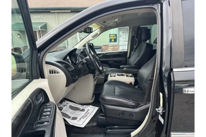$8900 : 2015 Town and Country Touring image 10