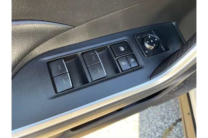 $27650 : Toyota RAV4 2023 AWD XLE 4dr image 10