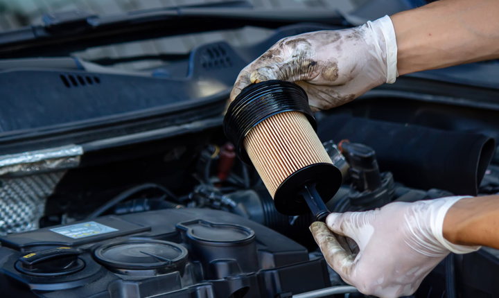 Persona cambiando el filtro de aceite