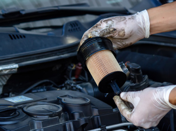 Persona cambiando el filtro de aceite