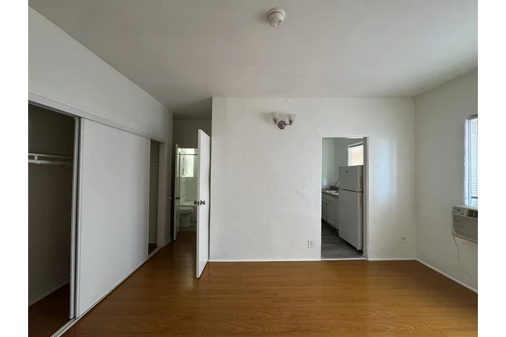 $1400 : K-town 9th Hobart Studio image 1