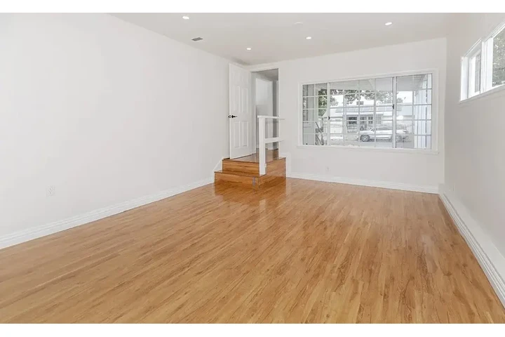 $2400 : Nice 3Bedroom House image 8