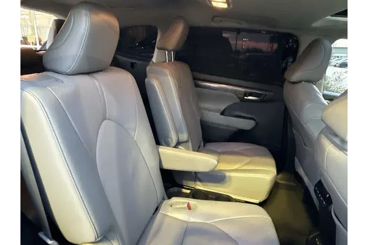 $35880 : Toyota Highlander Hybrid 202 image 10