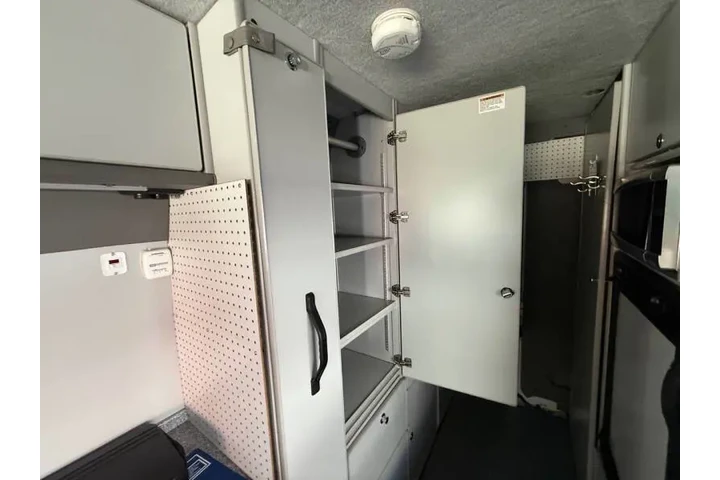 $54900 : 2016 Sportsmobile class B image 9