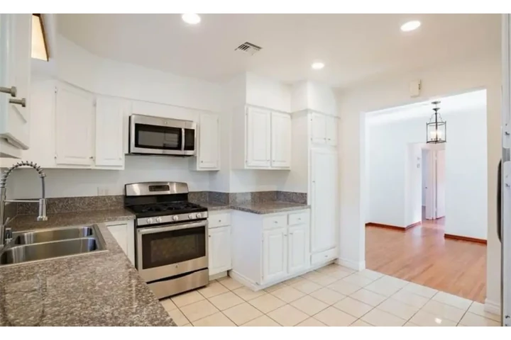 $2000 : 2 Bedroom House in Los Angeles image 3