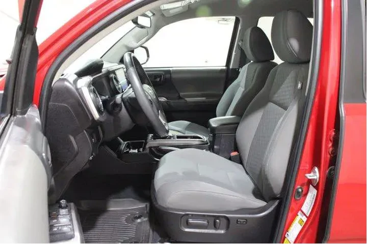 $38482 : Toyota Tacoma 2023 4x4 SR5 V image 3