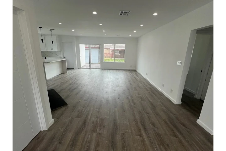 $1200 : Fully renovated single-family image 3