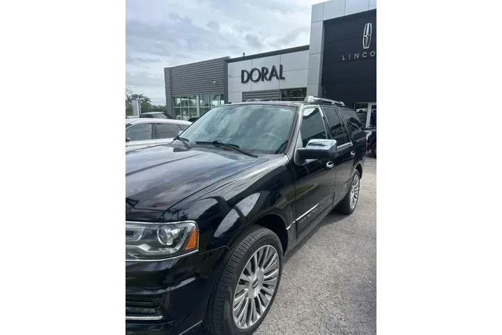 $18990 : Lincoln Navigator 2017 4x2 S image 2