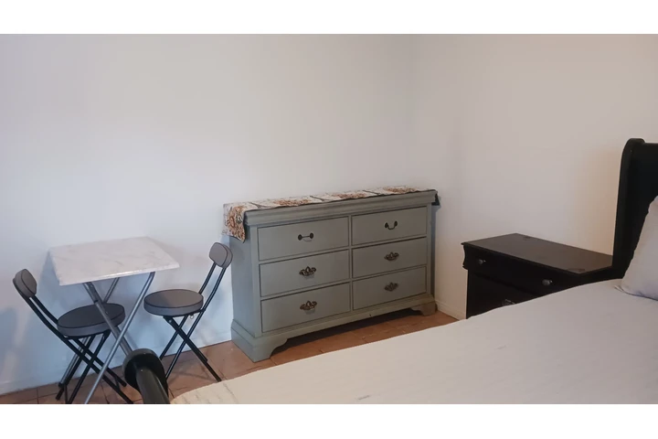 $1000 : Cuarto de renta image 3