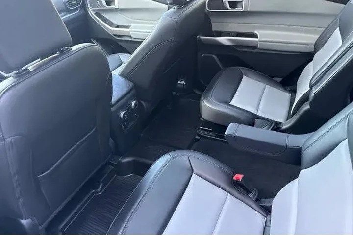 $34995 : Ford Explorer 2023 AWD XLT 4 image 4