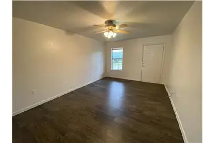 $750 : Rental property with 2 bedro image 6