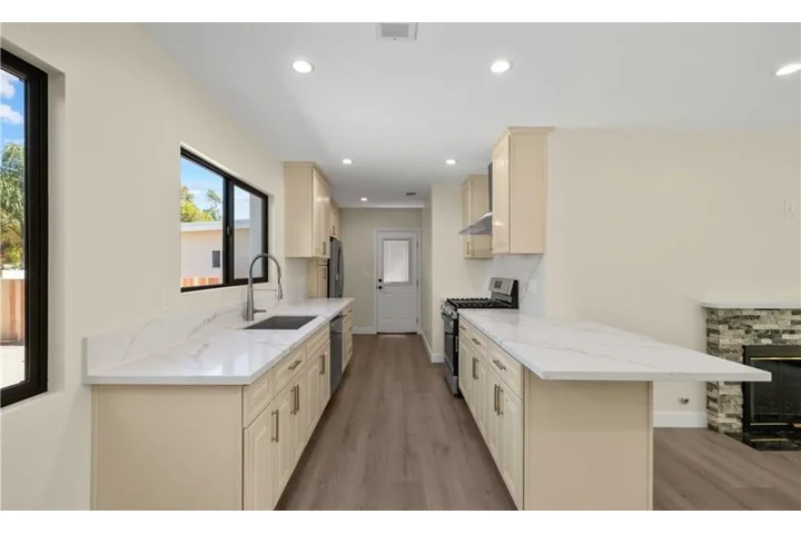 $2500 : 3 Bedroom Home in Leimert Park image 6