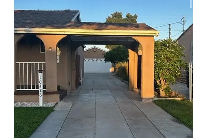 $2300 : Prime home in South Gate neigh image 3