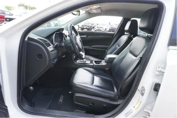 $13888 : Chrysler 300 2016 Limited 4d image 7