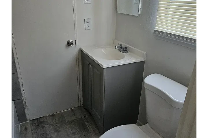 $1300 : Hot 1bd 1ba @Huntington image 1