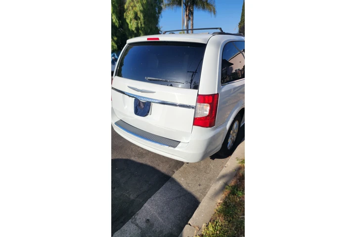 $6700 : 2016 town and country chysler image 2