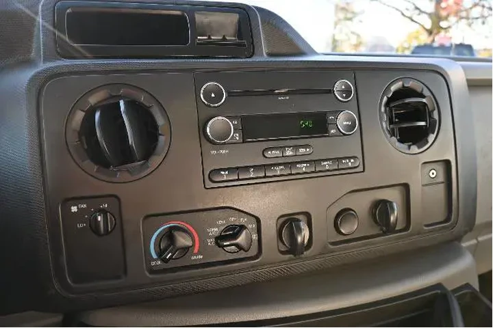 $15988 : Ford E-Series 2016 E-350 SD image 10