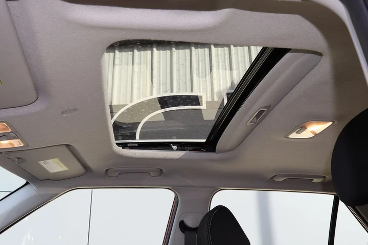 $18688 : 2025 Venue SEL IVT image 8