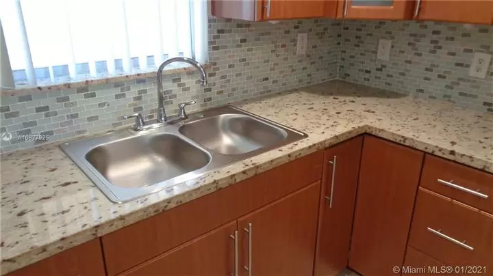 $2400 : TownHouse Fontainebleau Blvd image 4