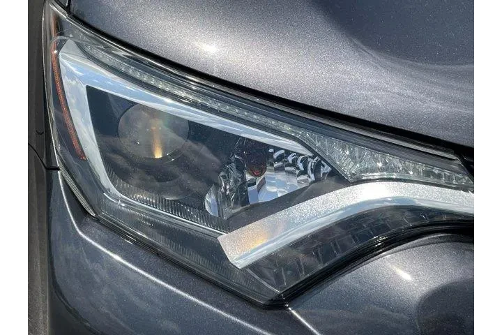 Toyota RAV4 2018 LE 4dr SUV image 4