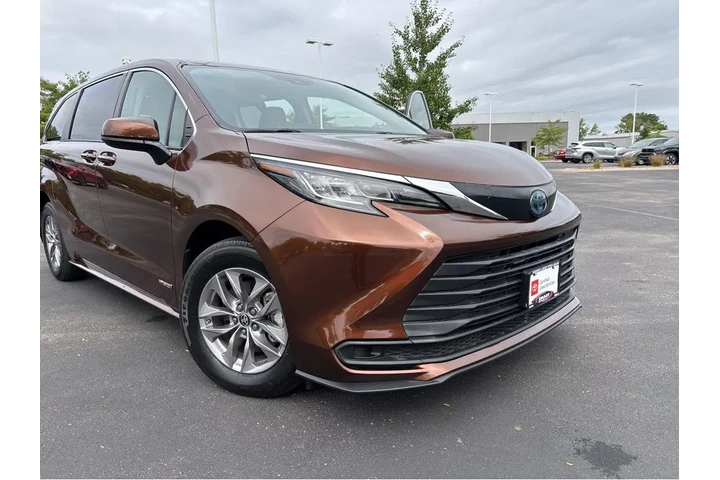 $37990 : Gold Certified2021 Sienna LE image 6