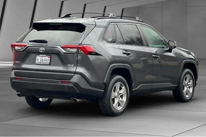 $30900 : Toyota RAV4 2024 AWD XLE 4dr image 4
