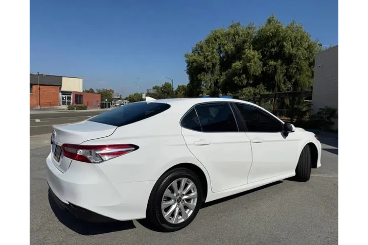 2020 Camry LE image 5