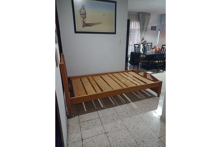 $2 : Cama individual de madera image 4