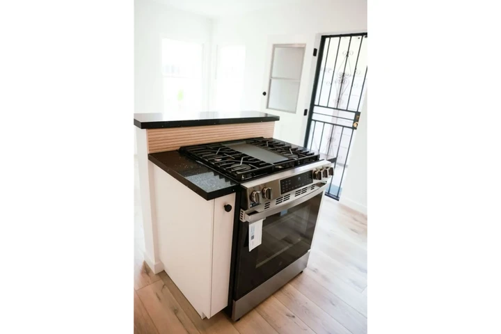 $2450 : 3 Bedroom House in Los Angeles image 7