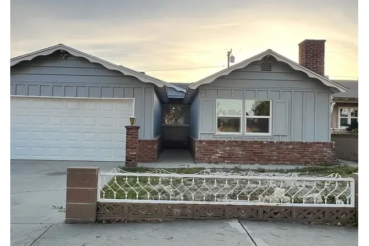 $2200 : spacious, open living home image 1