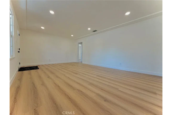 $1050 : Perfect family home in an excl image 6