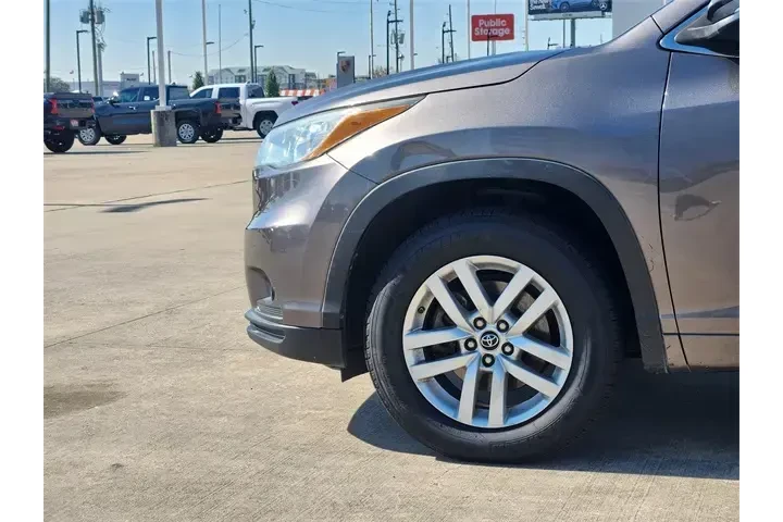 $13949 : Toyota Highlander 2016 LE 4d image 8